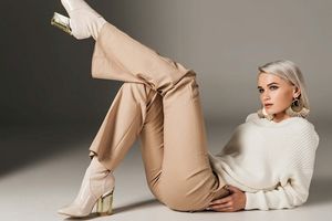 Модные женские брюки 2023-2024: непринужденность и элегантность