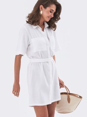 Короткое льняное платье рубашка белого цвета - фото
