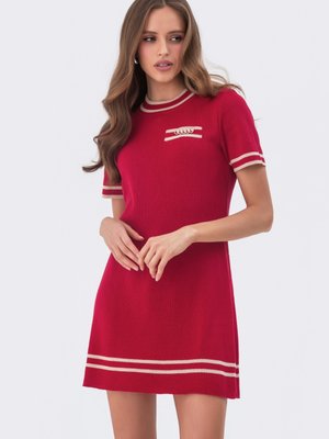 Коротка сукня дрібної в'язки червоного кольору - фото