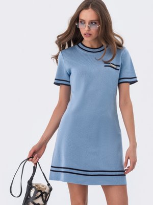 Коротка сукня дрібної в'язки блакитного кольору - фото