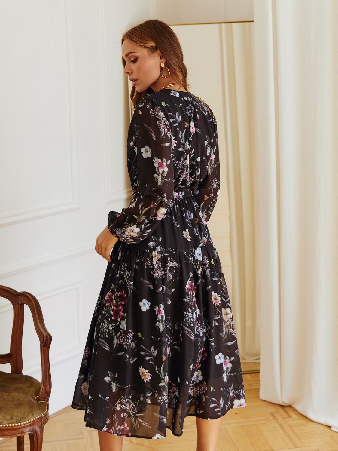Шифонова сукня зі спідницею-кльош чорного кольору - фото