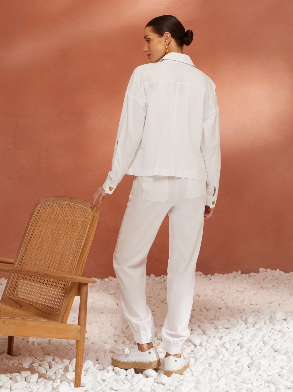 Літній костюм з льону білого кольору - фото