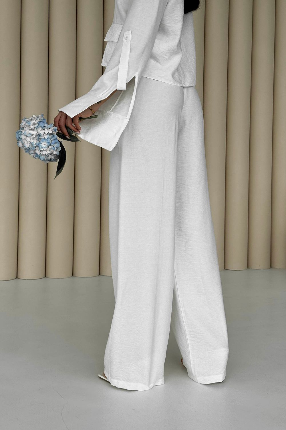 Стильный летний брючный костюм из льна белого цвета - фото