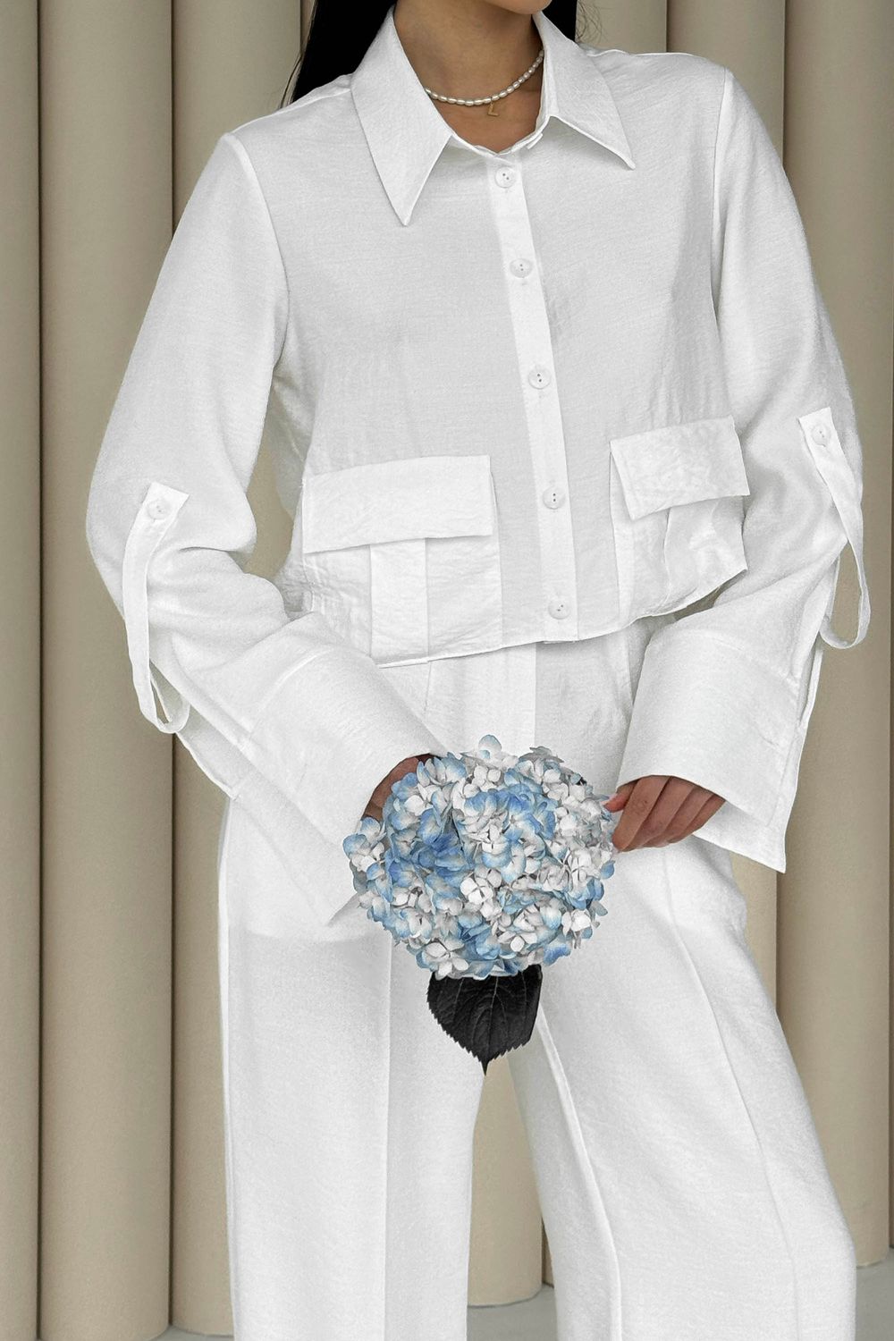Стильный летний брючный костюм из льна белого цвета - фото