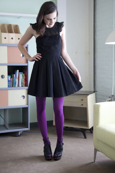 Фиолетовые колготы и черное платье, Фото