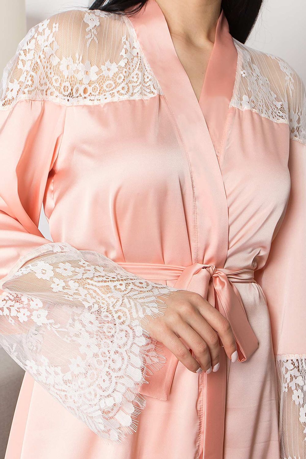 Женский атласный халат с гипюром цвета пудра - фото