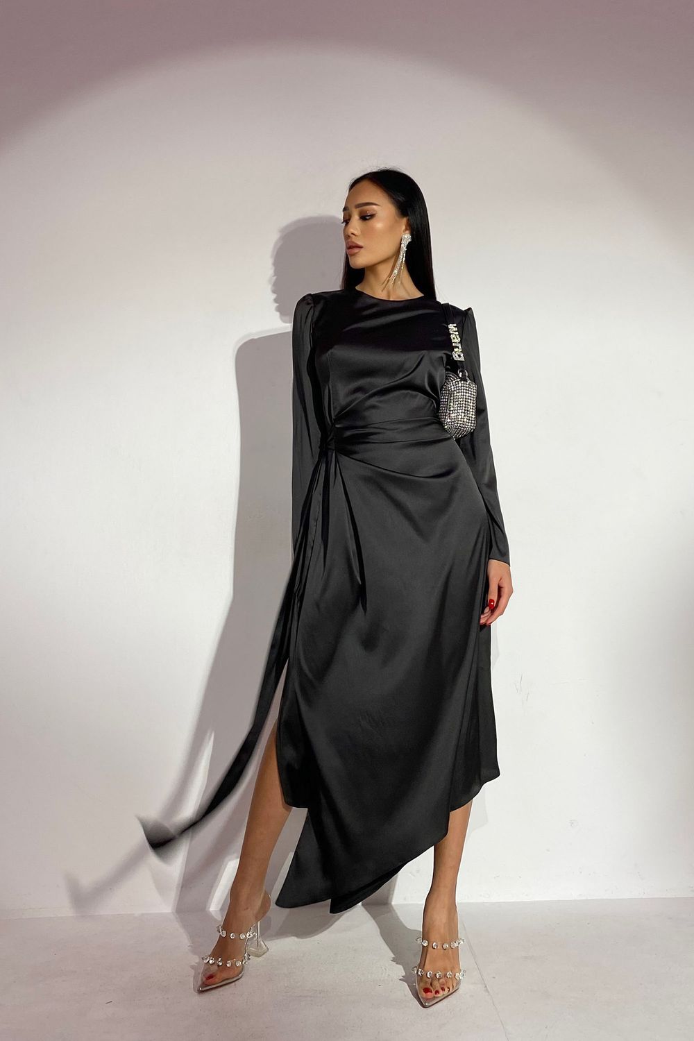 Красивое вечернее платье из шелка черного цвета - фото