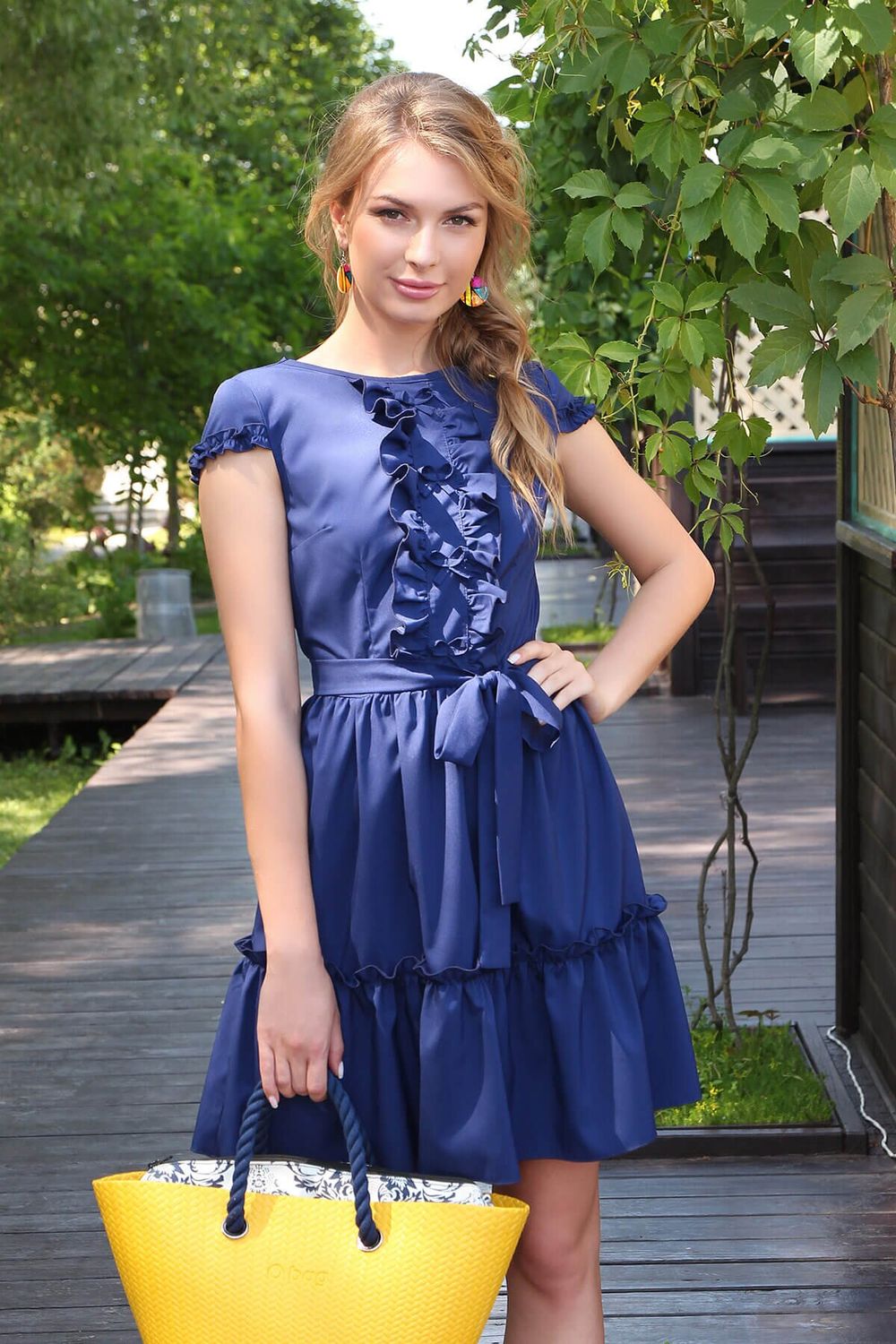 Летнее синее платье-мини с рюшами - фото