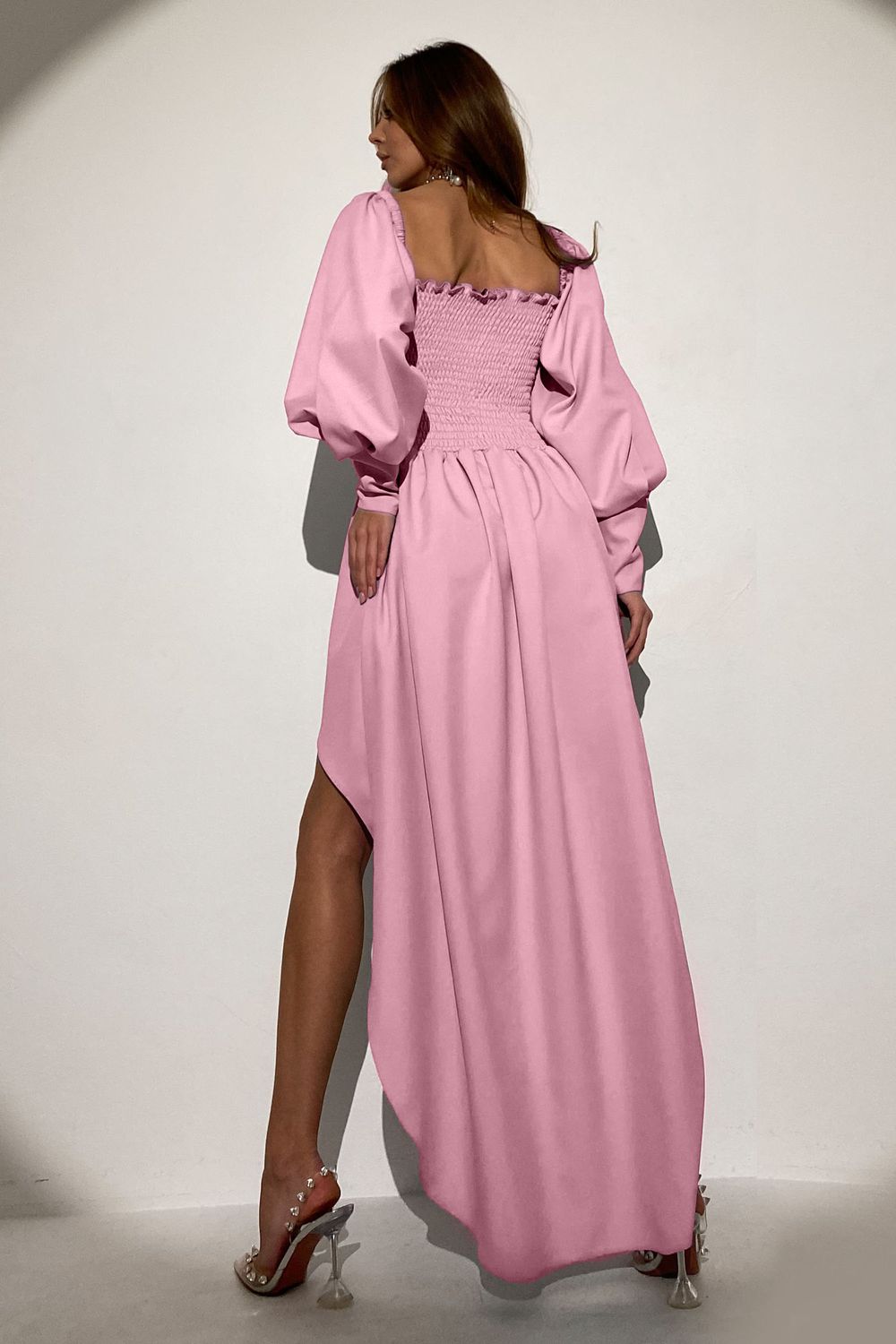 Изящное вечернее платье с открытыми плечами розовое - фото