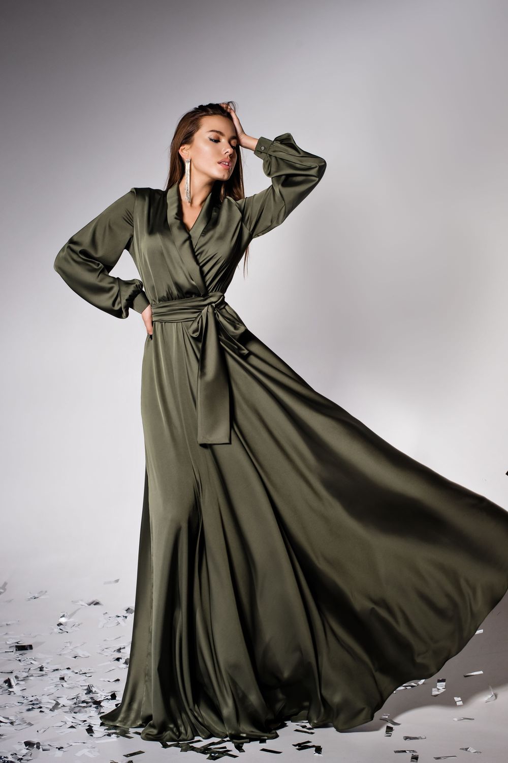 Элегантное вечернее платье в пол из шелка цвета хаки - фото