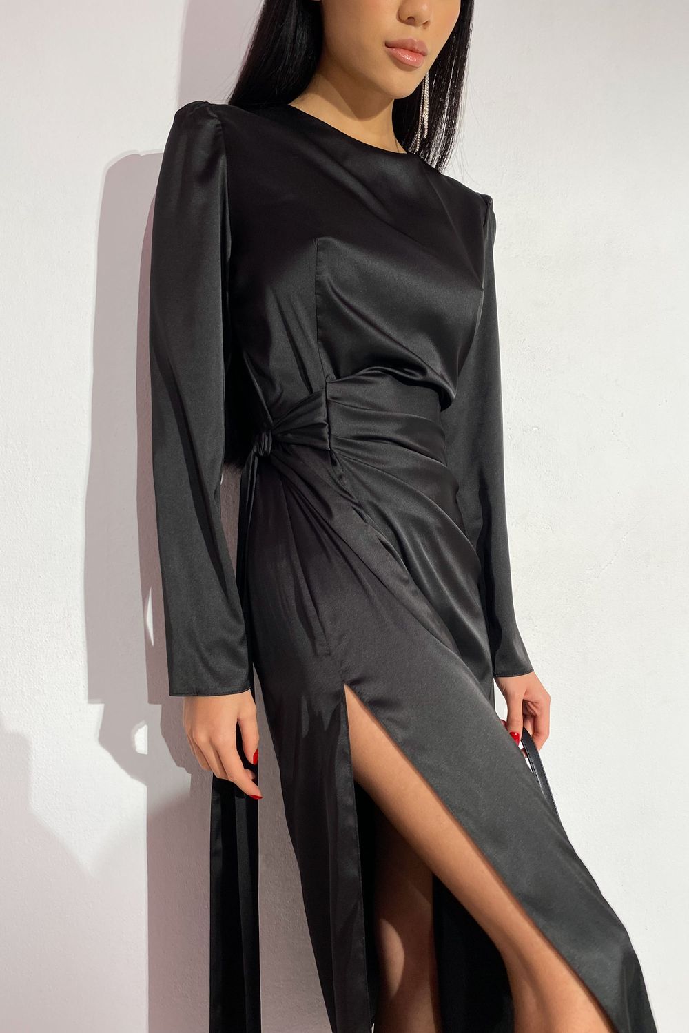 Гарна вечірня сукня з шовку чорного кольору - фото