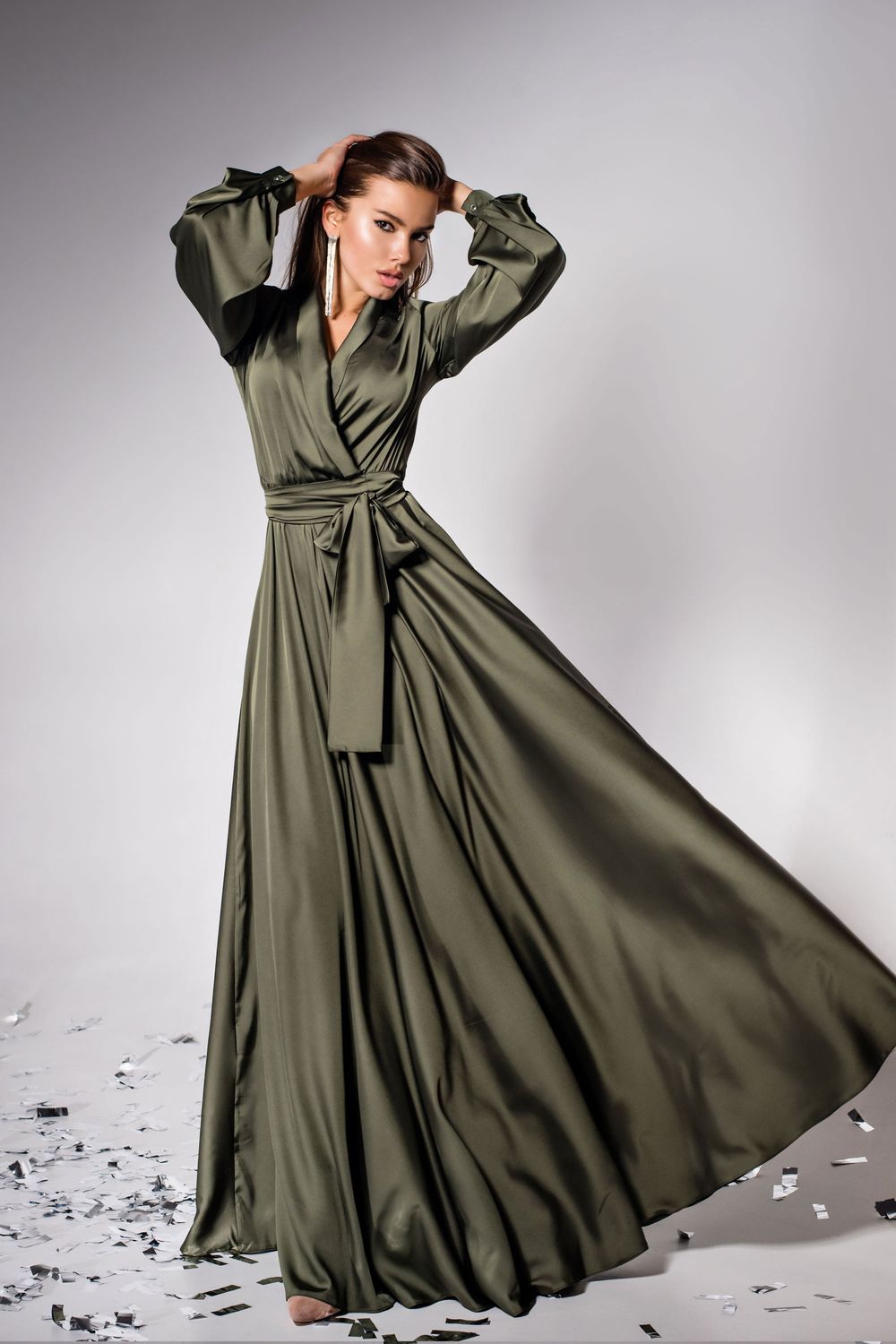 Элегантное вечернее платье в пол из шелка цвета хаки - фото