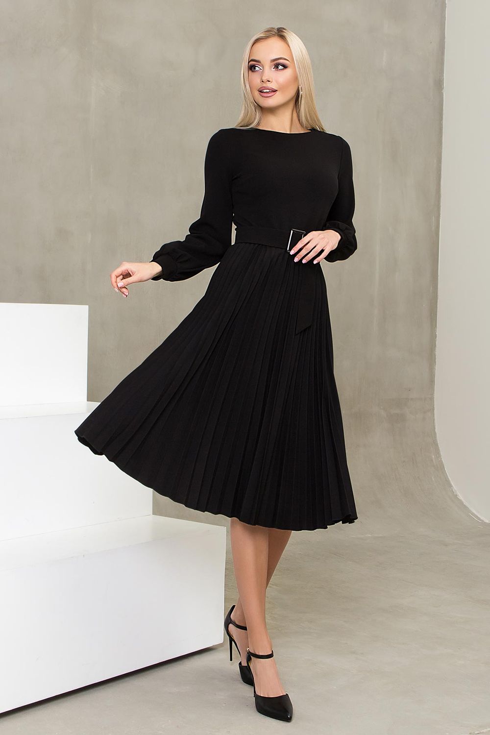 Элегантное платье миди с плиссированной юбкой черное - фото