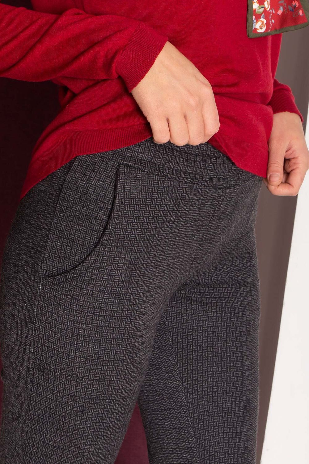 Зауженные женские брюки трикотажные - фото