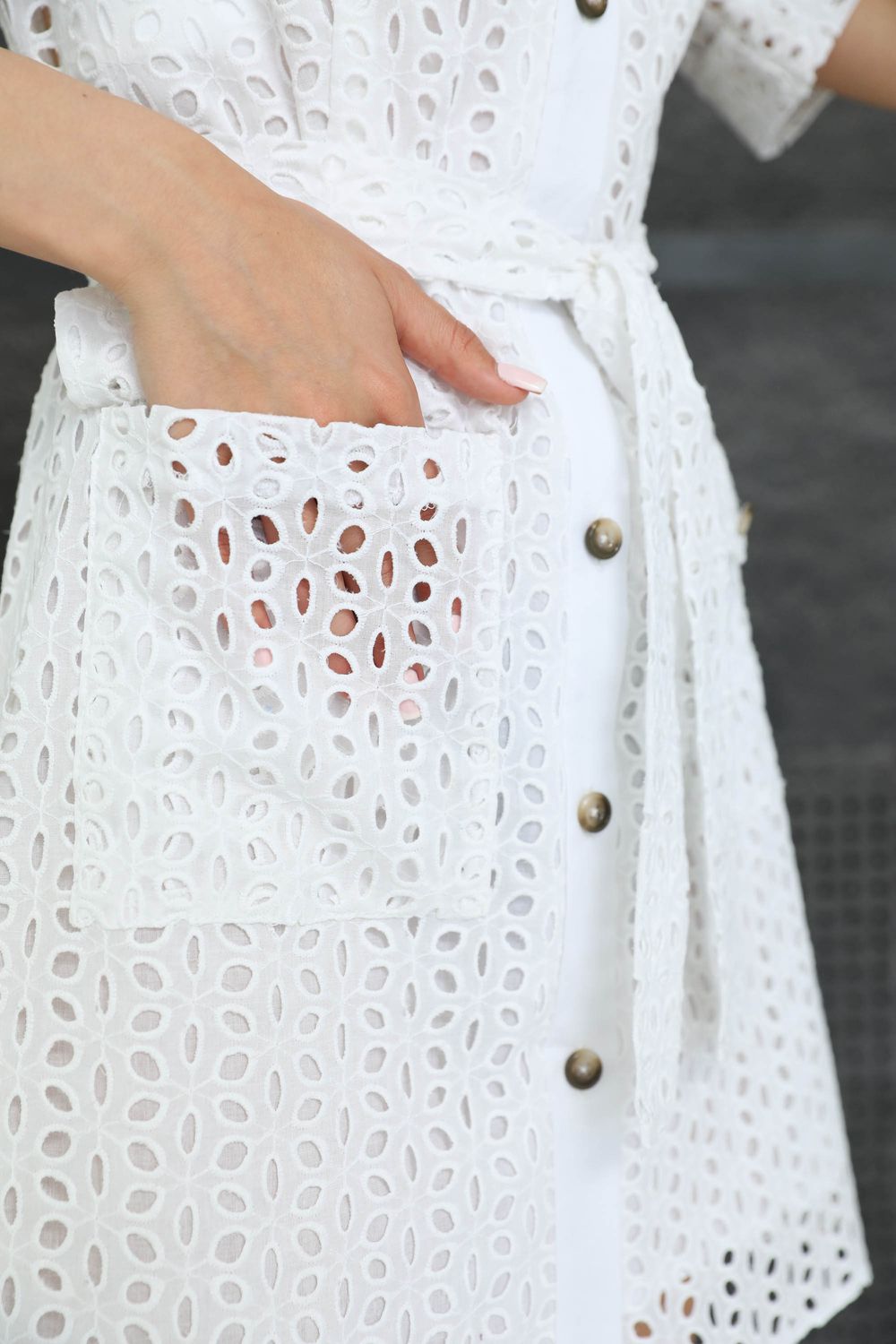 Модне літнє плаття сорочка з прошви білого кольору - фото
