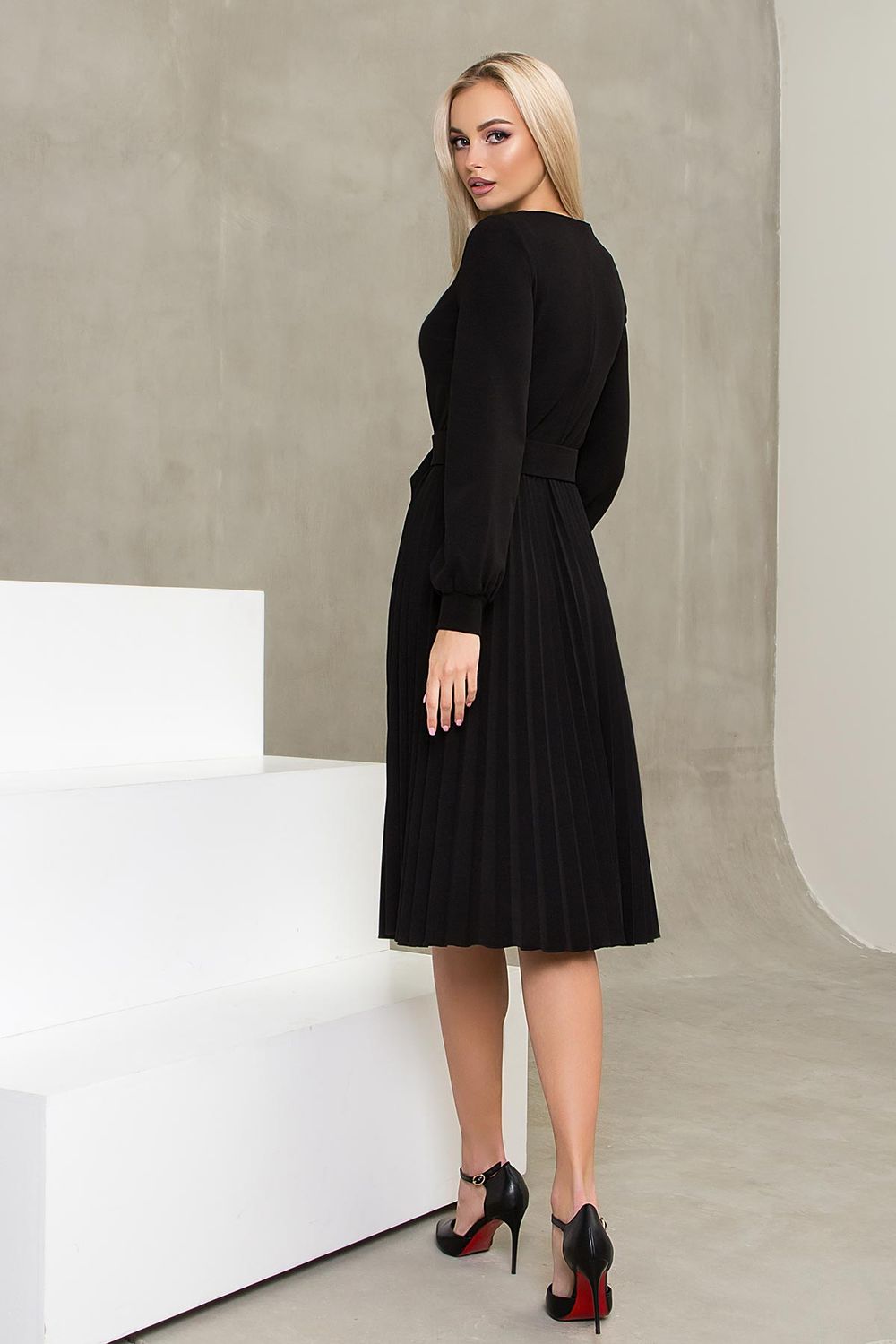Елегантна сукня міді з плісированою спідницею чорна - фото