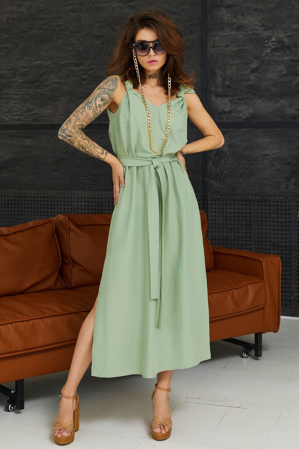 Легке літнє плаття оливкового кольору з розрізом - фото