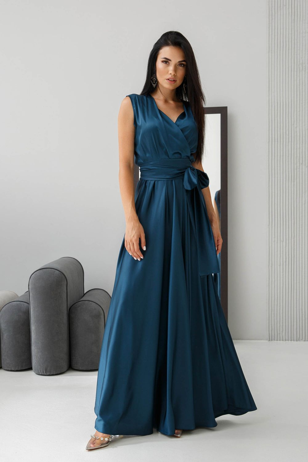 Вишукана вечірня сукня з шовку смарагдового кольору - фото