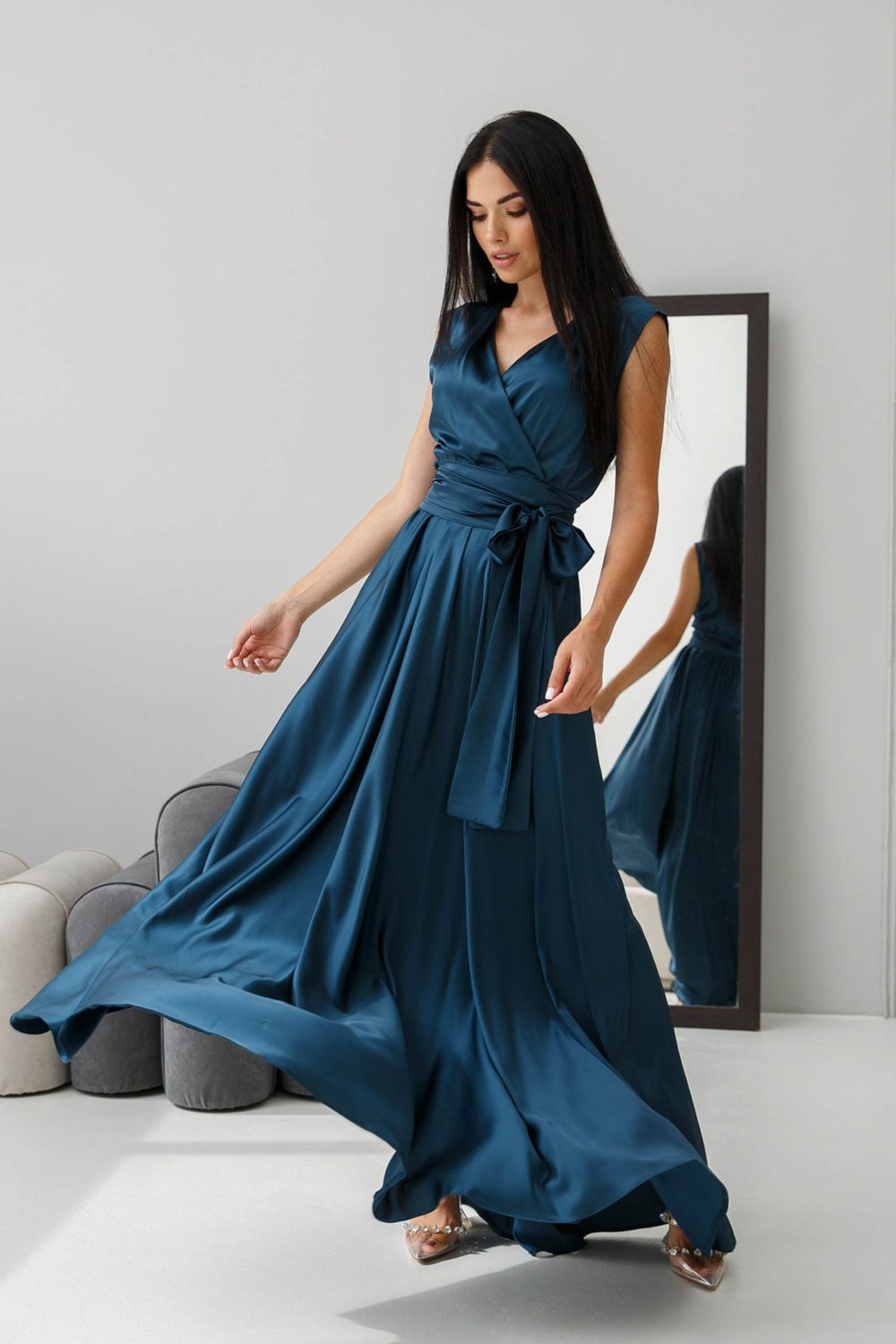 Вишукана вечірня сукня з шовку смарагдового кольору - фото
