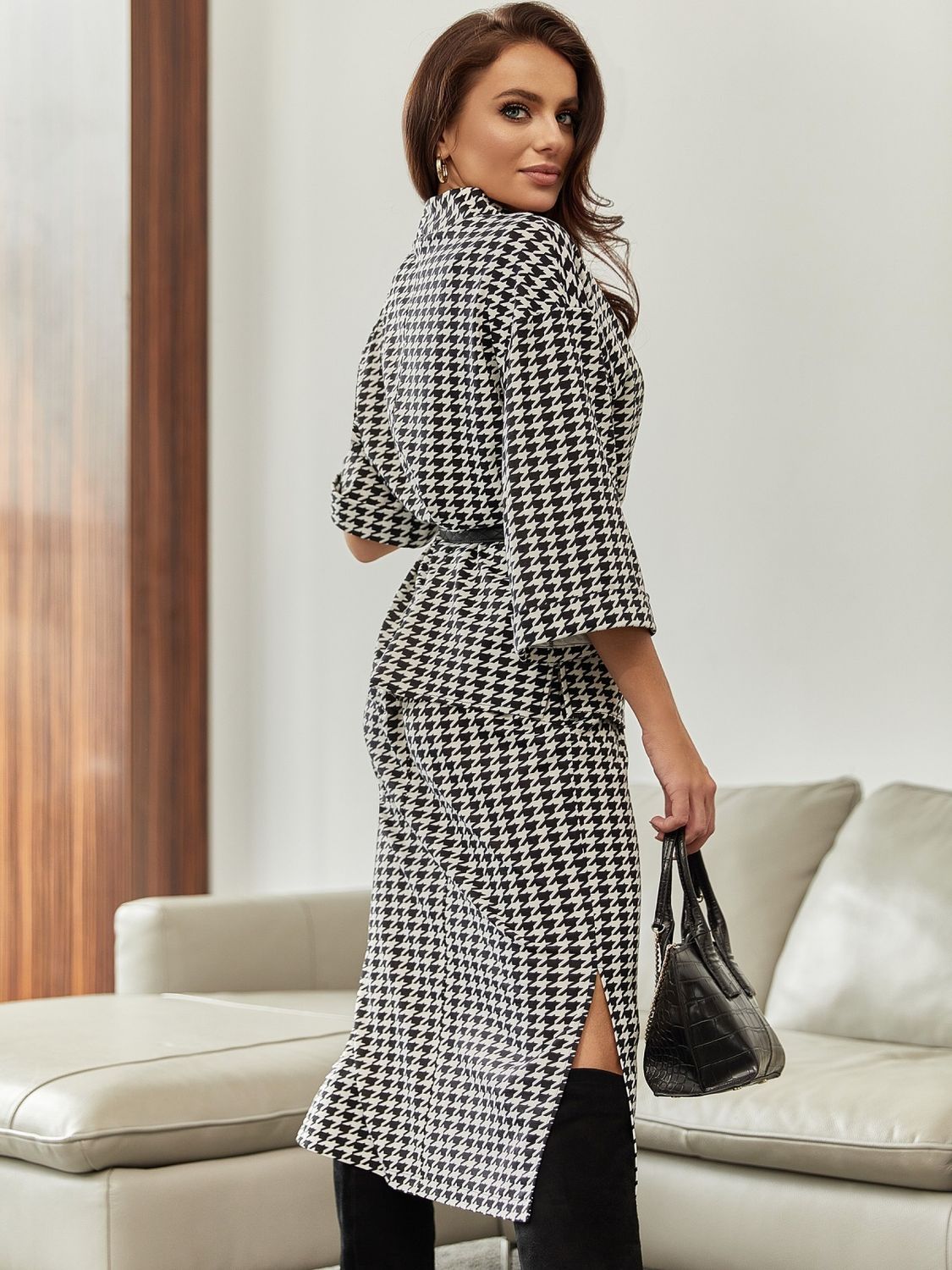 Модный женский костюм с юбкой в деловом стиле - фото