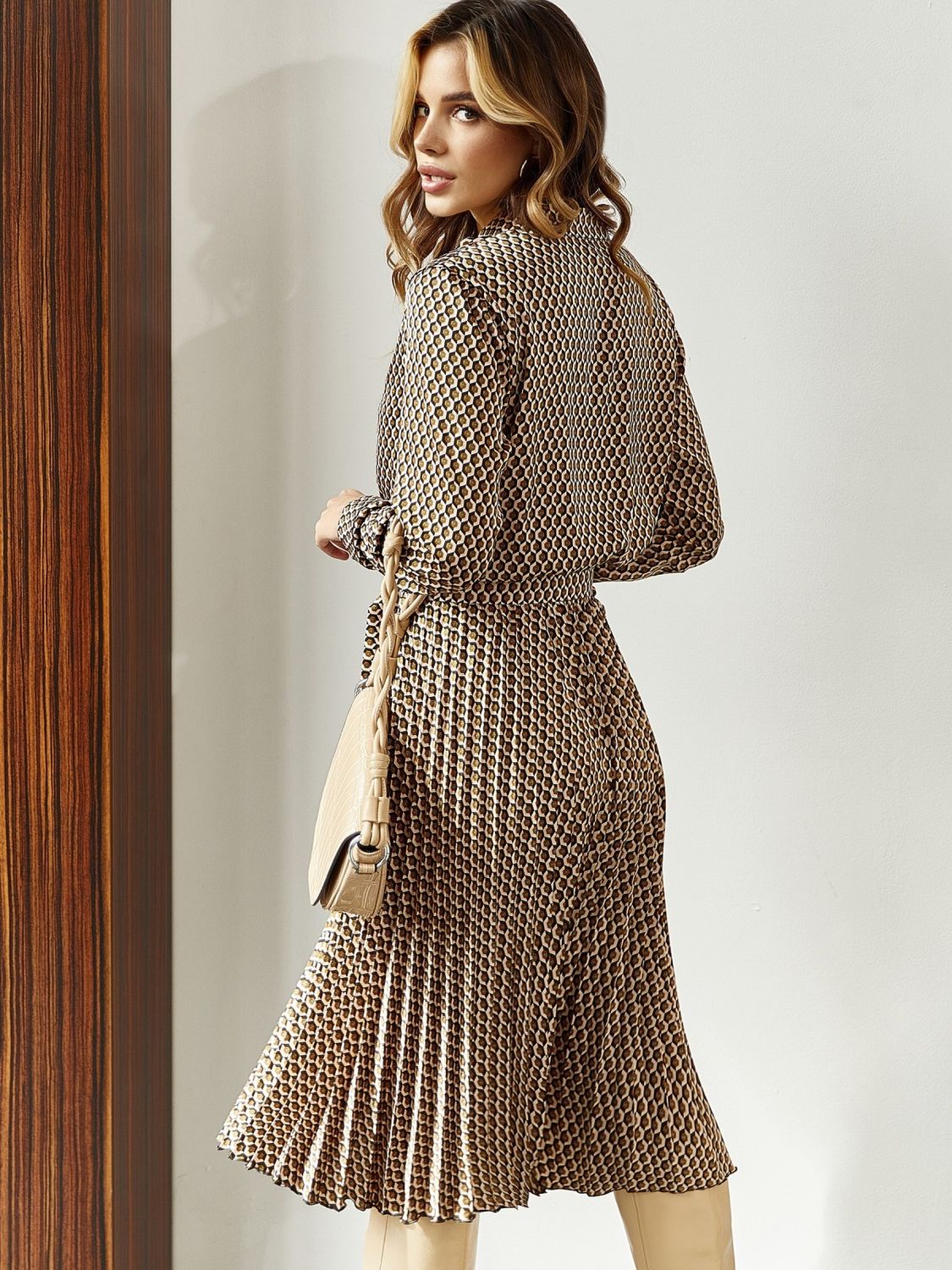Шовкове плаття міді зі спідницею-плісе коричневого кольору - фото