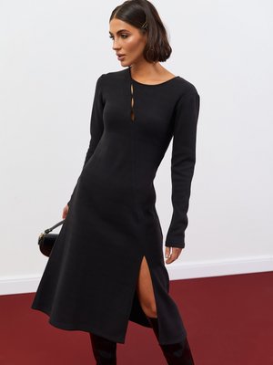 Повседневное ангоровое платье с разрезом на ноге черное - фото