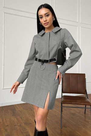 Трикотажная юбка мини с разрезом серого цвета - фото