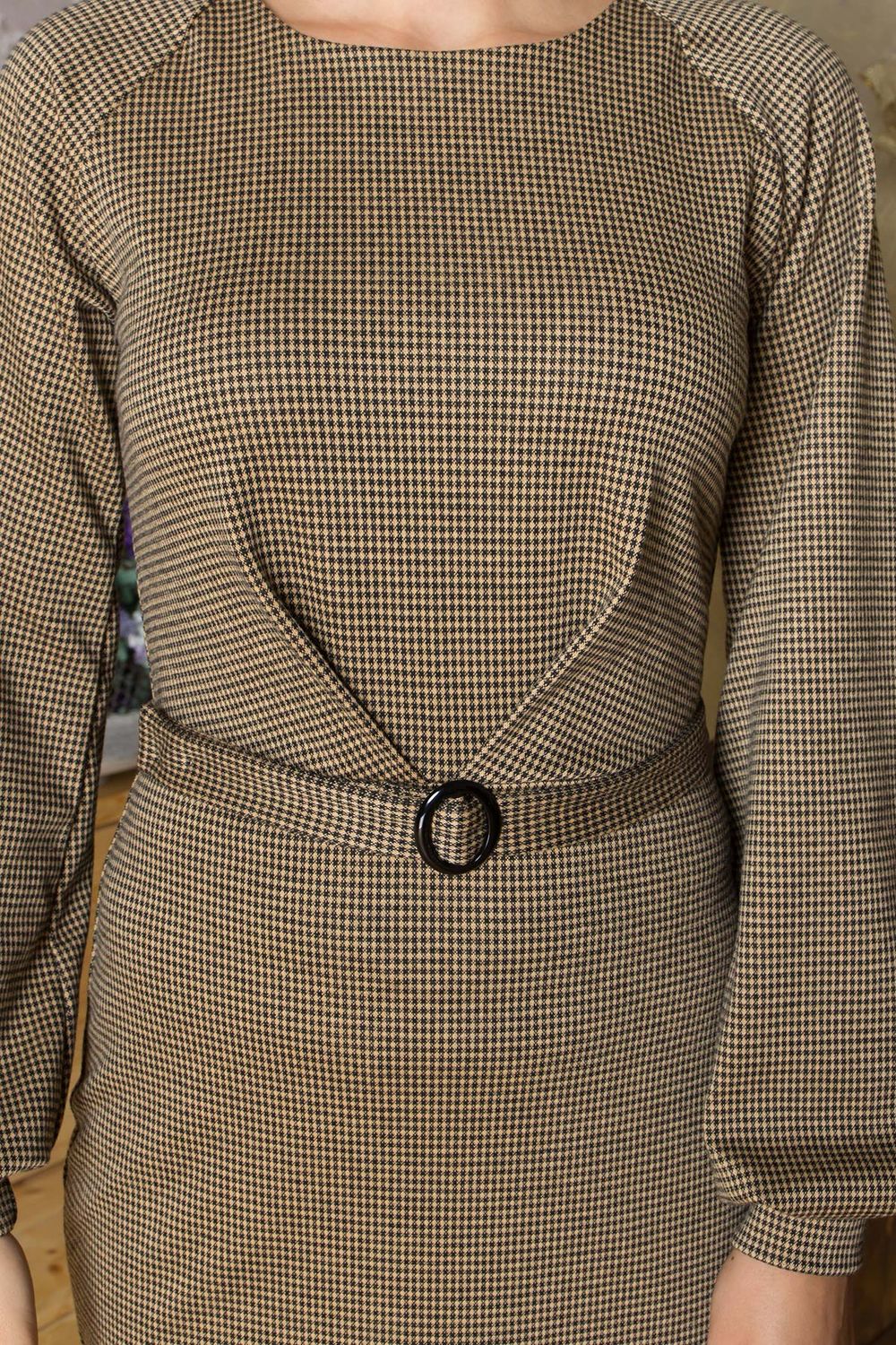 Трикотажное платье с объемными рукавами - фото