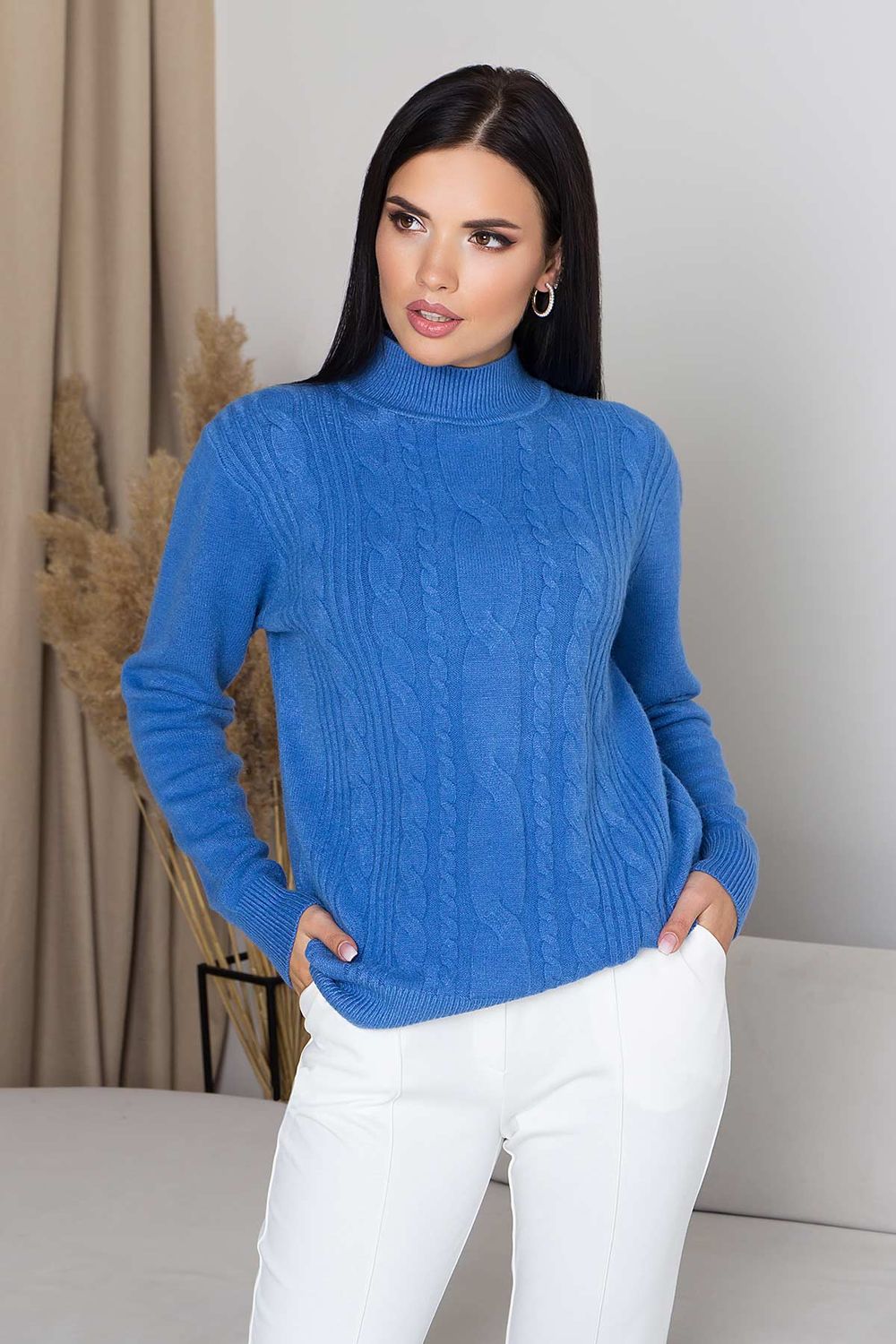 Женский вязаный свитер с узором косы синего цвета - фото
