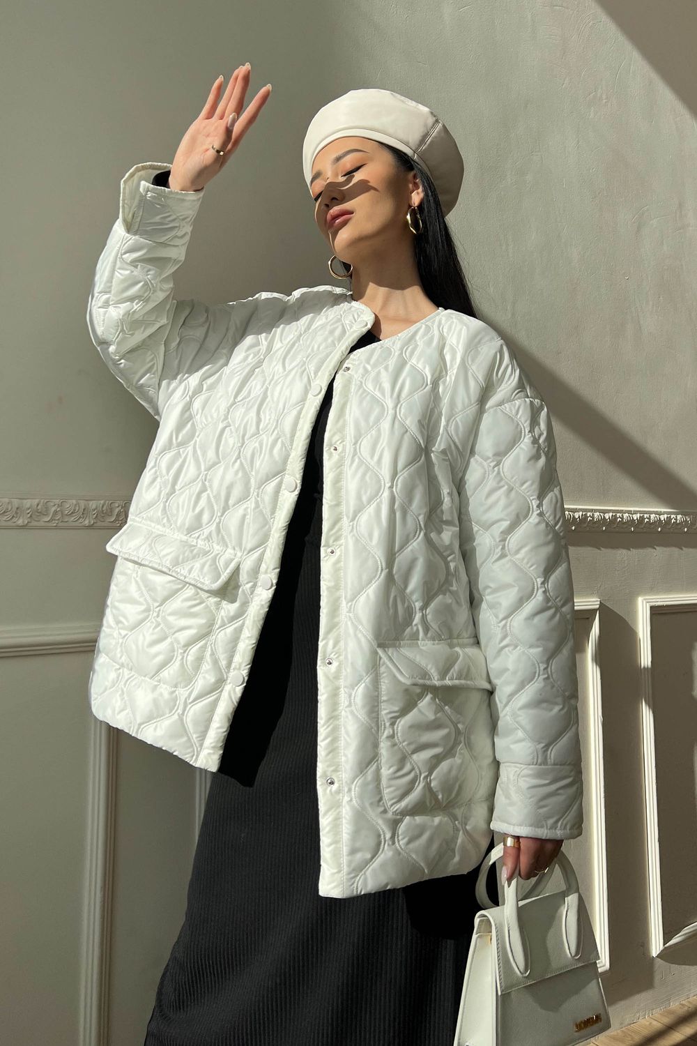 Жіноча весняна куртка оверсайз білого кольору - фото