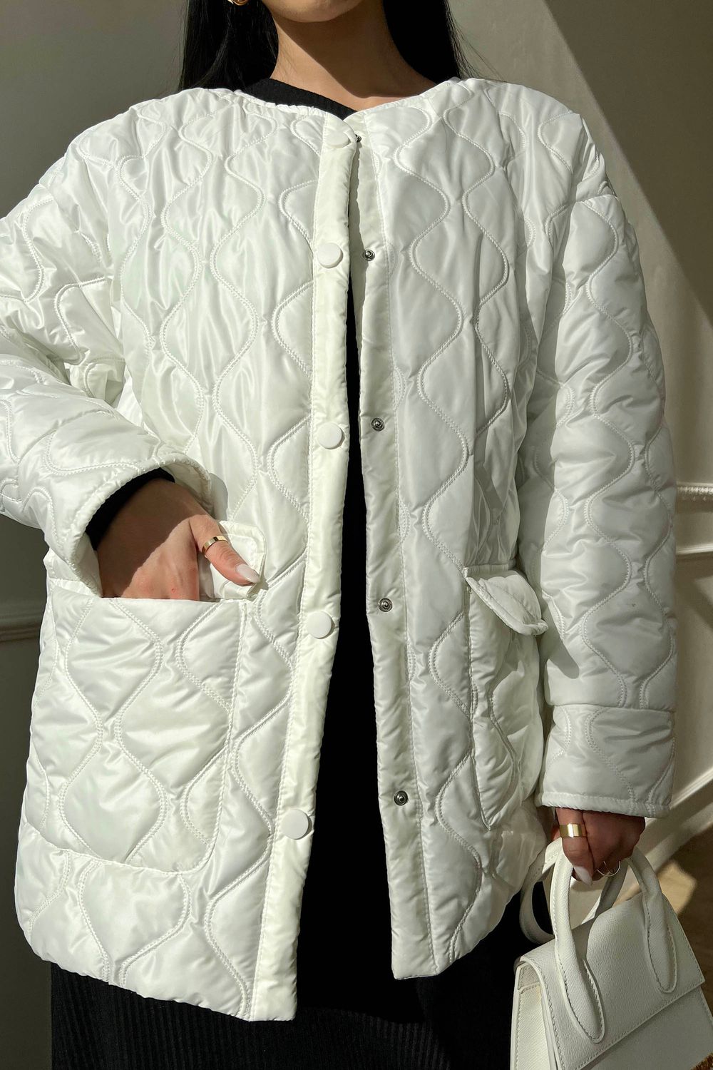 Жіноча весняна куртка оверсайз білого кольору - фото
