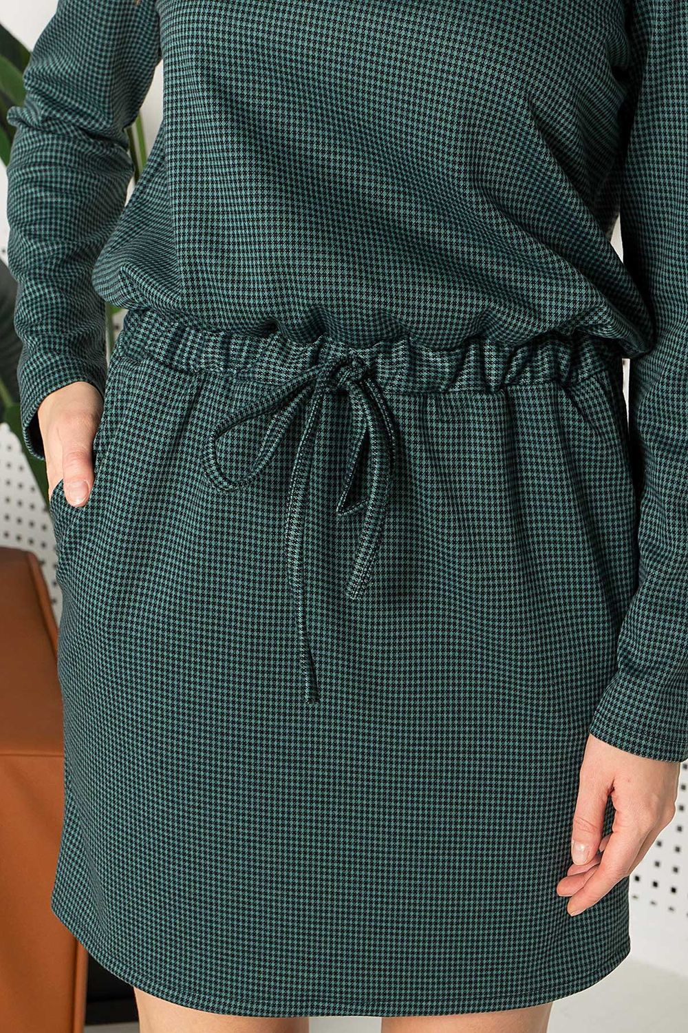 Трикотажное платье мини прямого кроя с принтом - фото