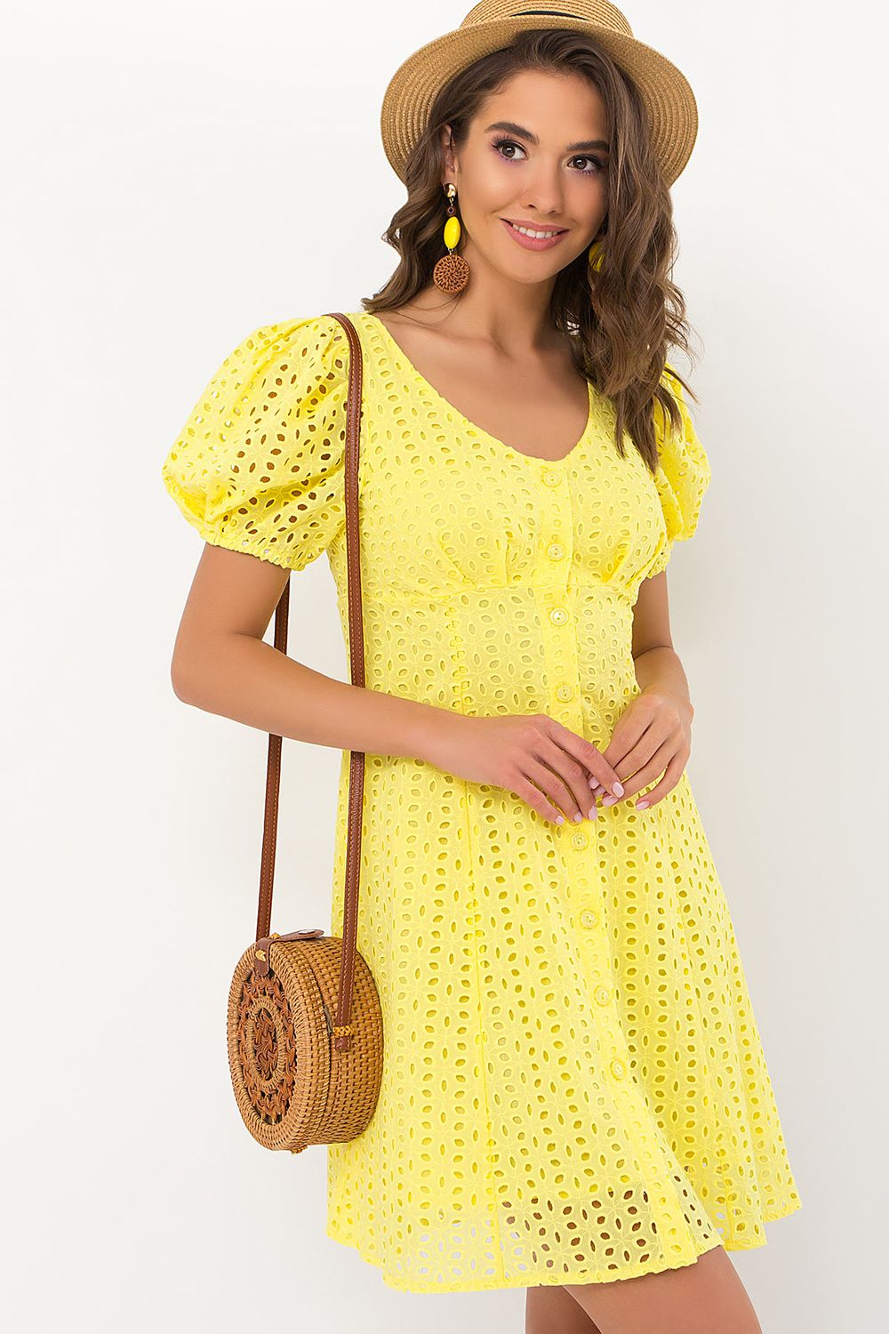 Короткое летнее платье из прошвы желтое - фото