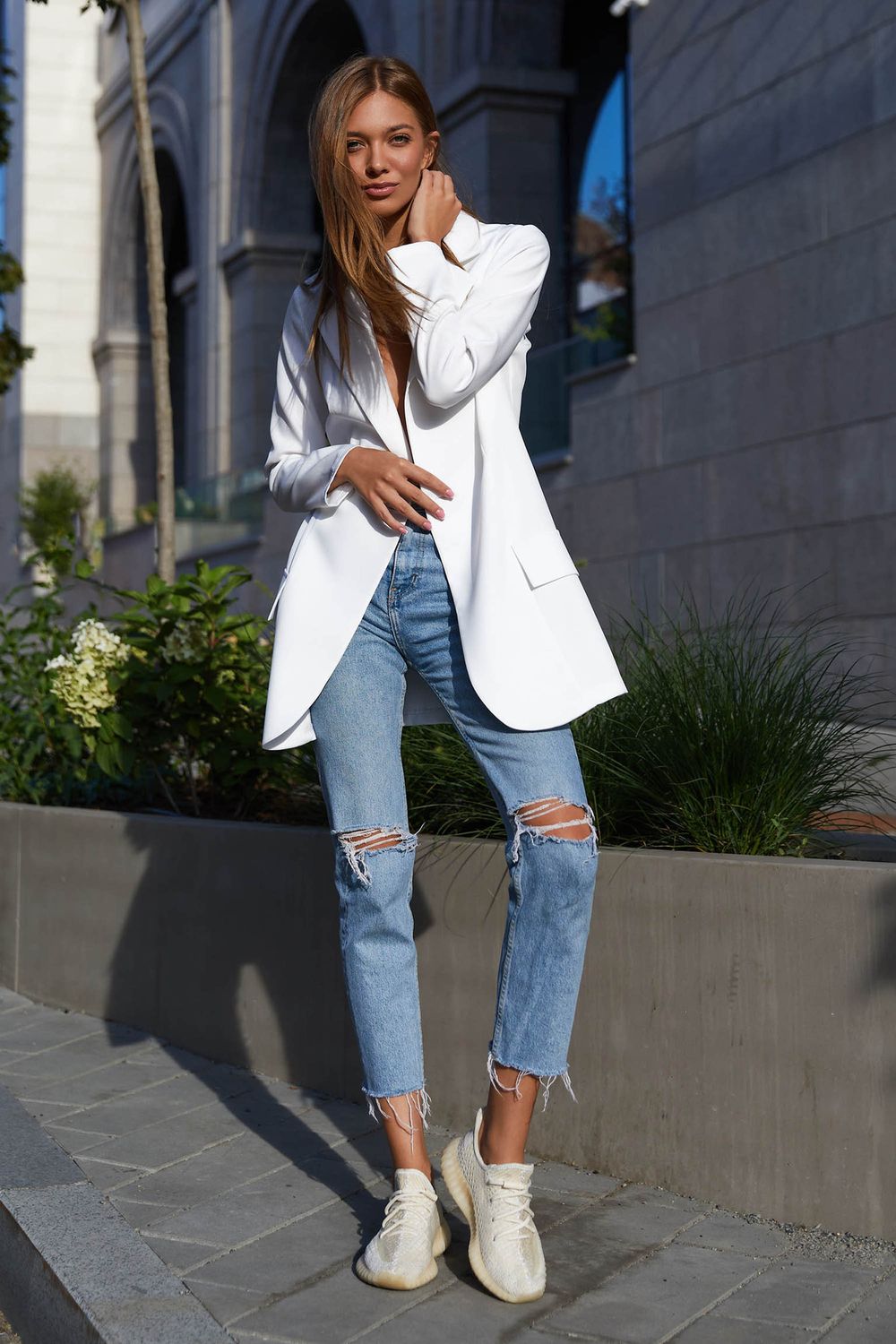 Удлиненный двубортный пиджак белого цвета - фото