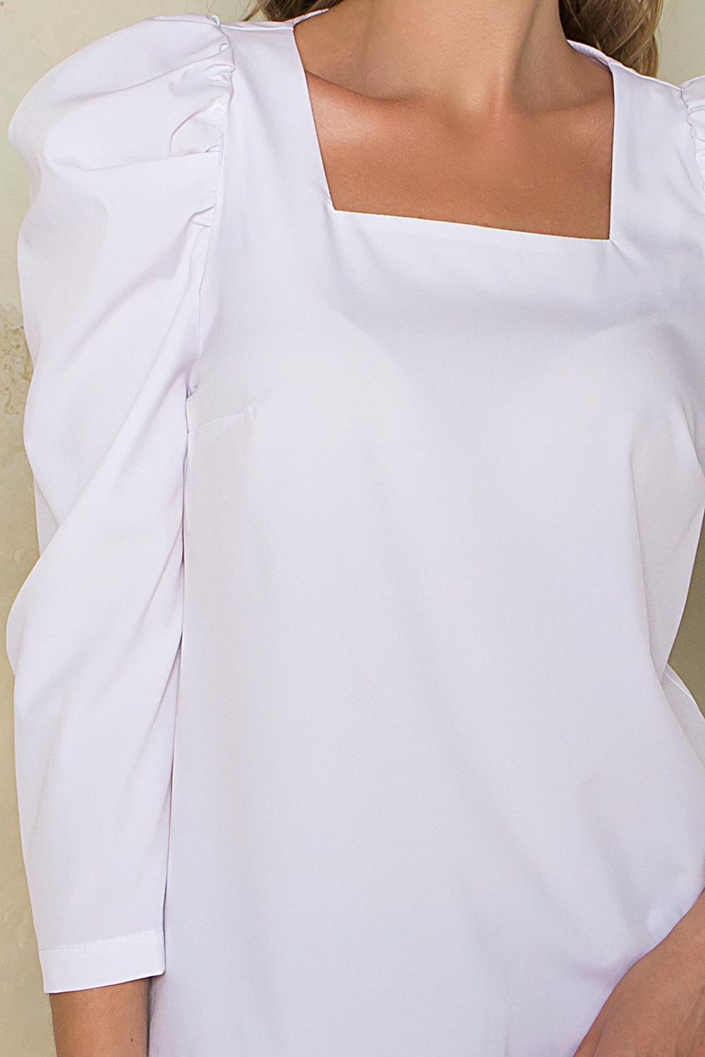 Нарядна біла блузка з рюшами - фото