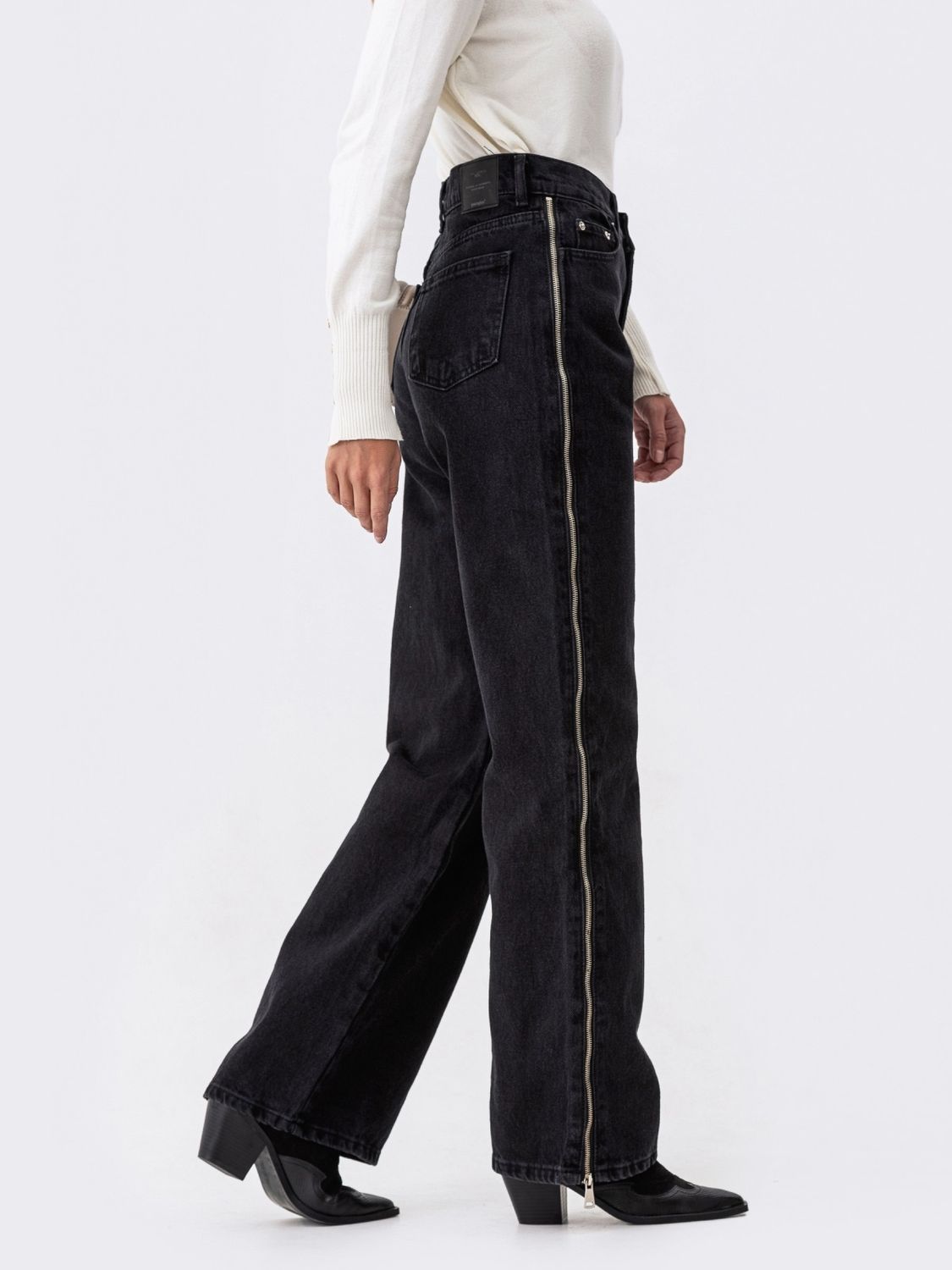 Черные женские джинсы с высокой посадкой - фото