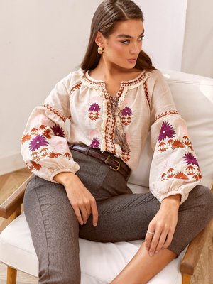 Современная женская вышиванка бежевого цвета - фото