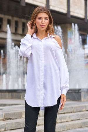 Белая удлиненная женская рубашка из хлопка - фото