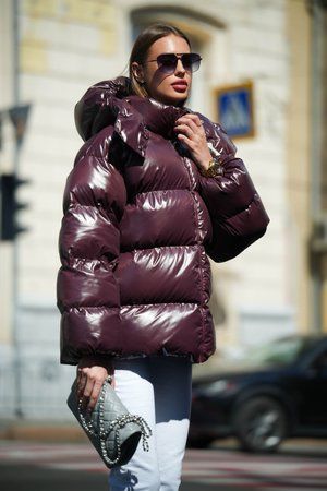 Зимовий жіночий пуховик кольору бургунді - фото