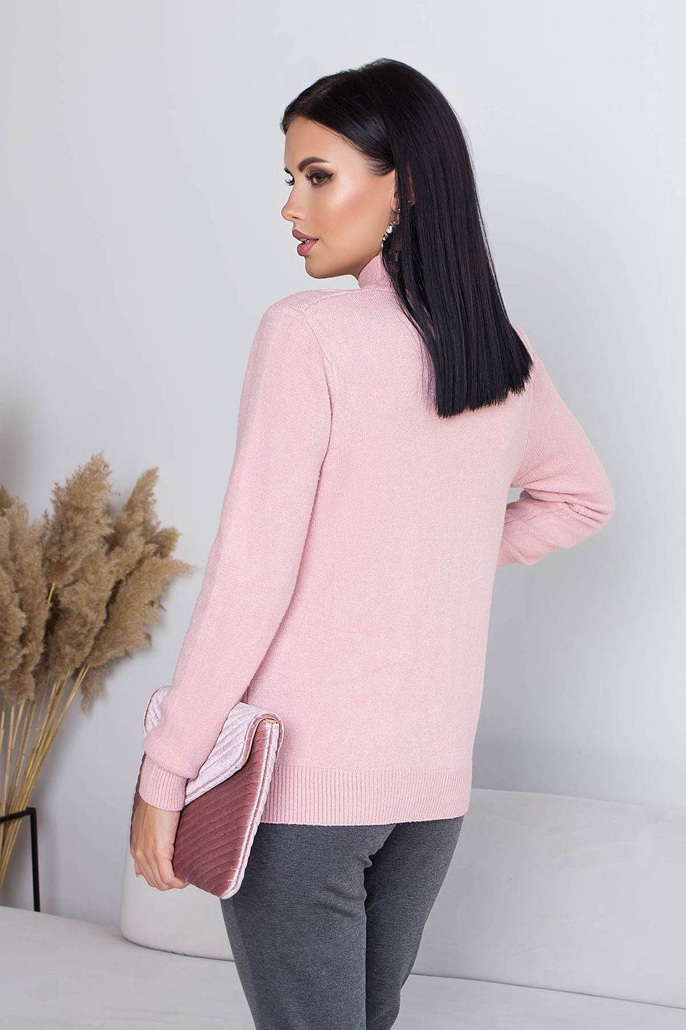 Жіночий в'язаний светр з візерунком коси пудровий кольору - фото