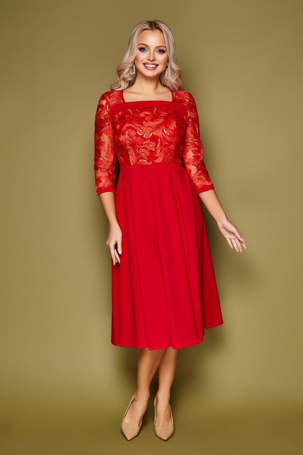 Нарядное платье-миди с вышивкой красное - фото
