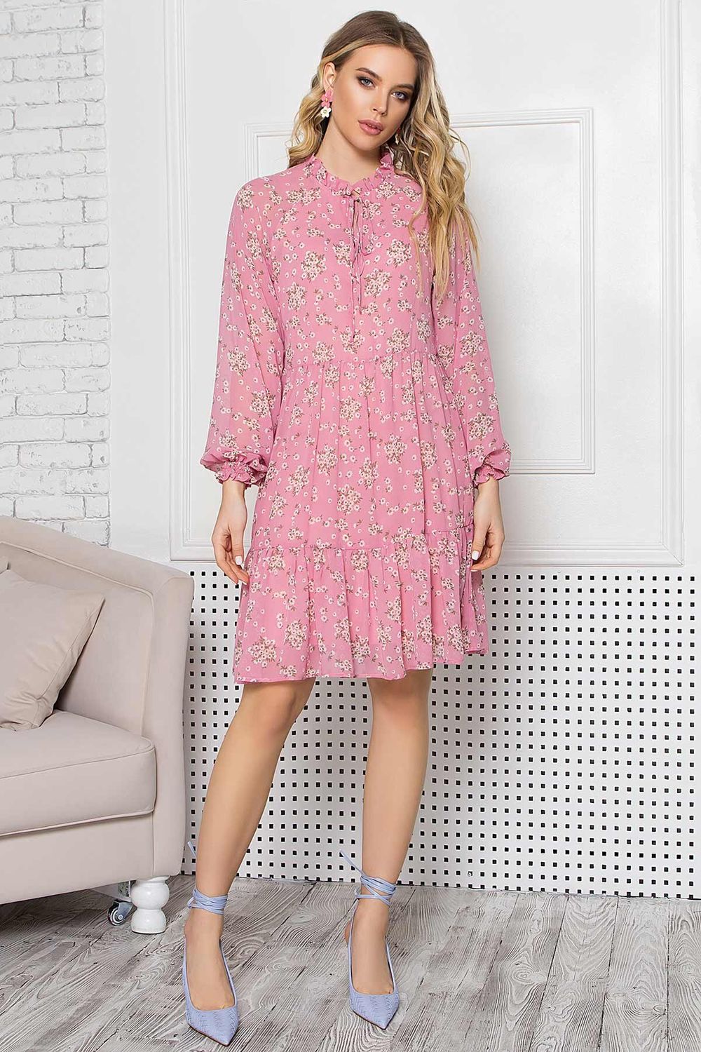 Розовое шифоновое платье с цветочным принтом - фото