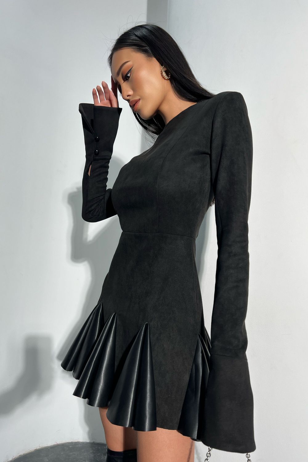 Стильне замшеве плаття міні чорного кольору - фото