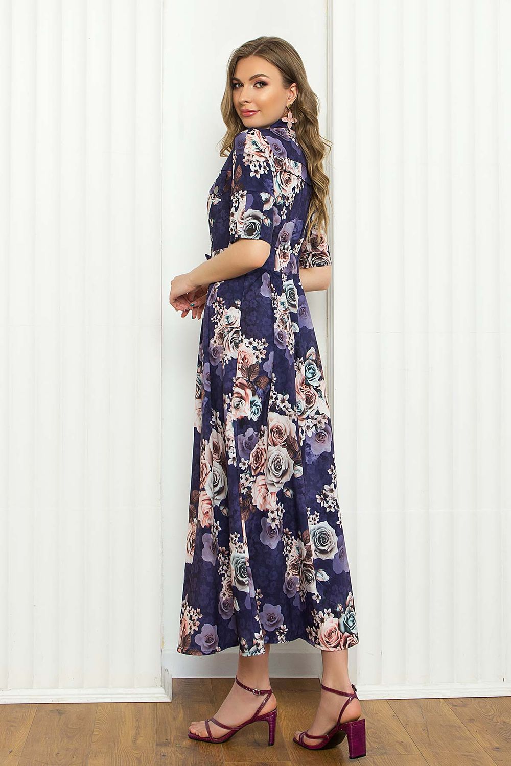 Довга сукня сорочка з квітковим принтом - фото