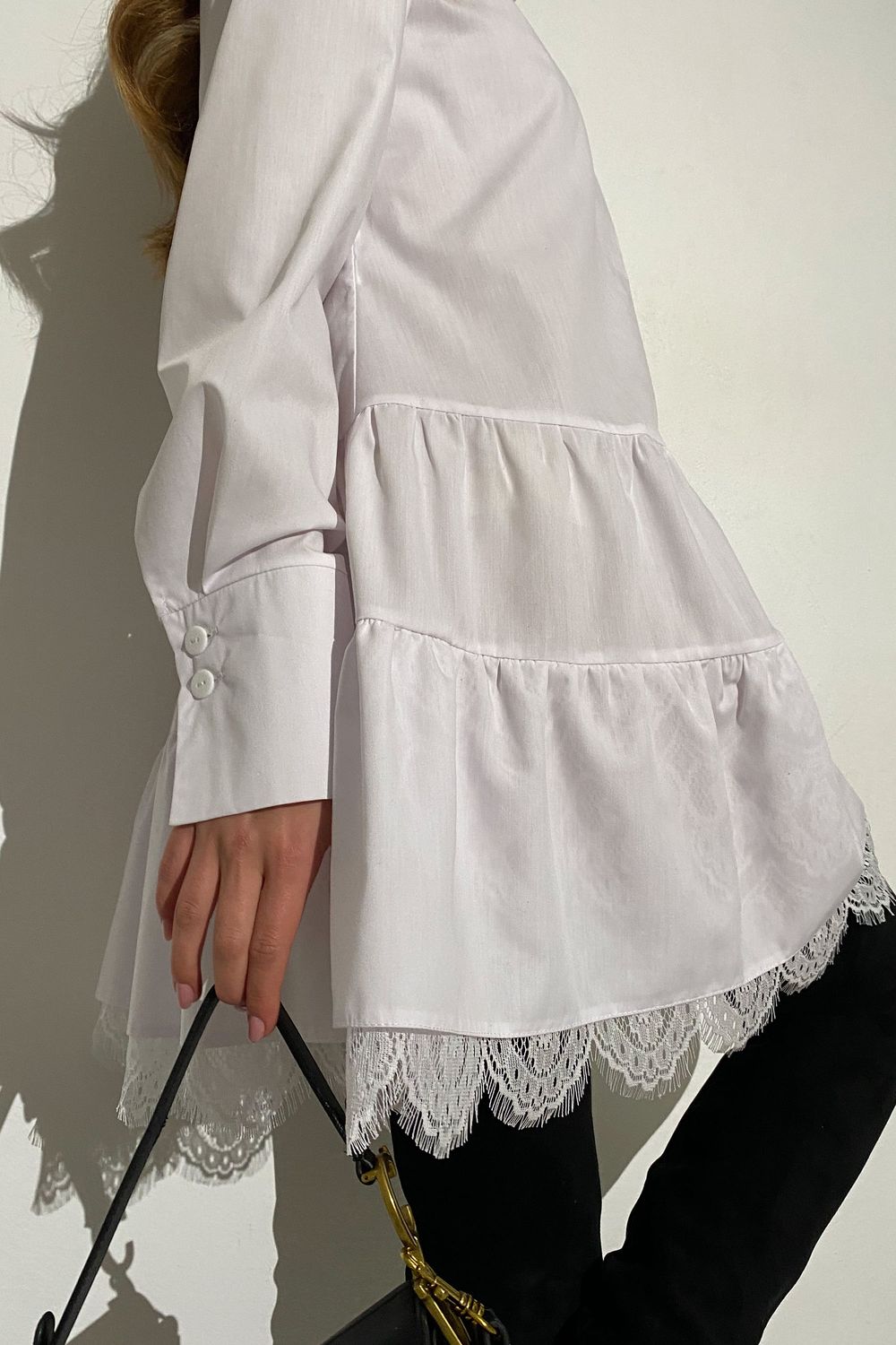 Женственное платье рубашка с кружевом белое - фото