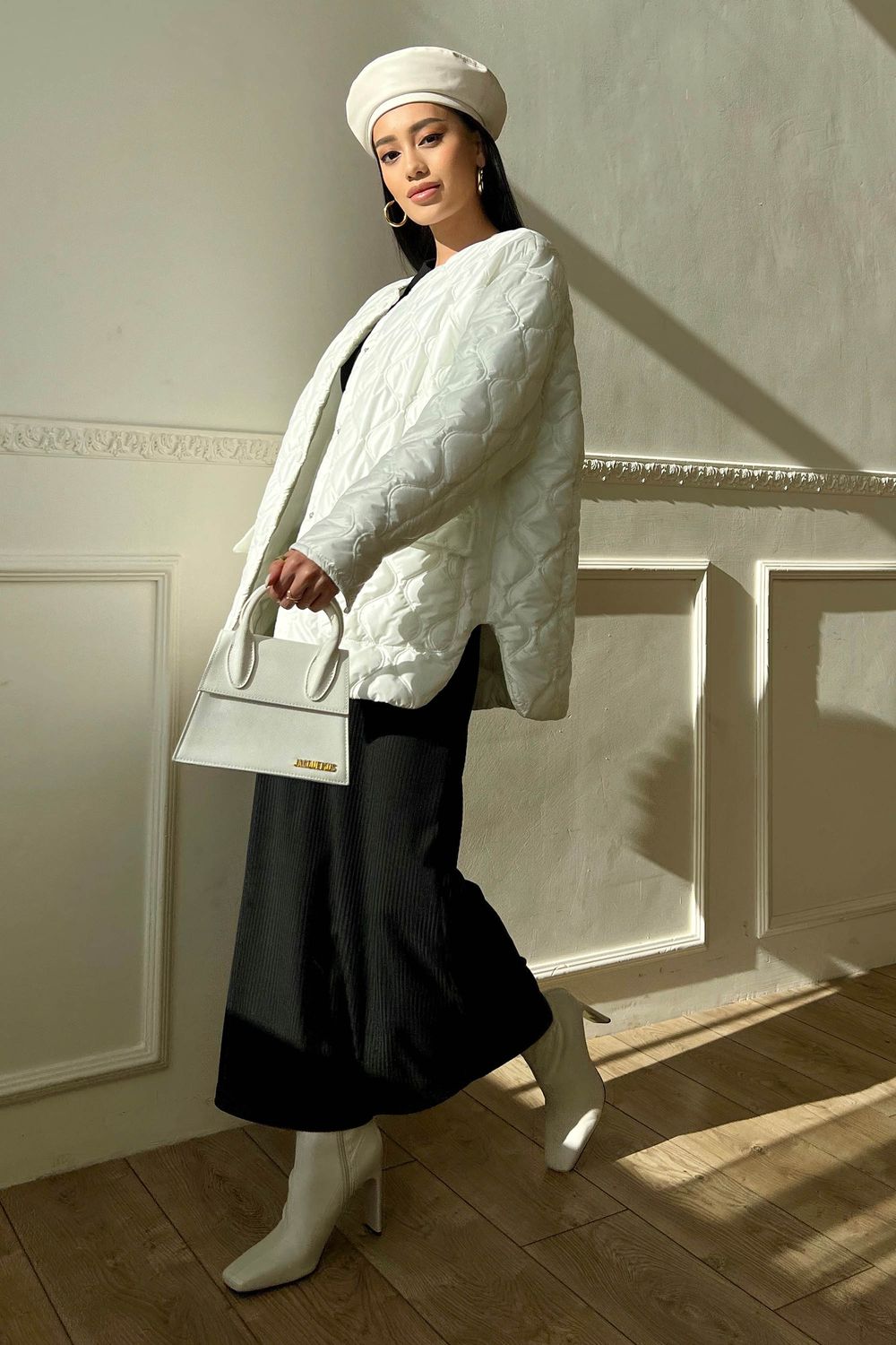 Жіноча весняна куртка оверсайз білого кольору. - фото
