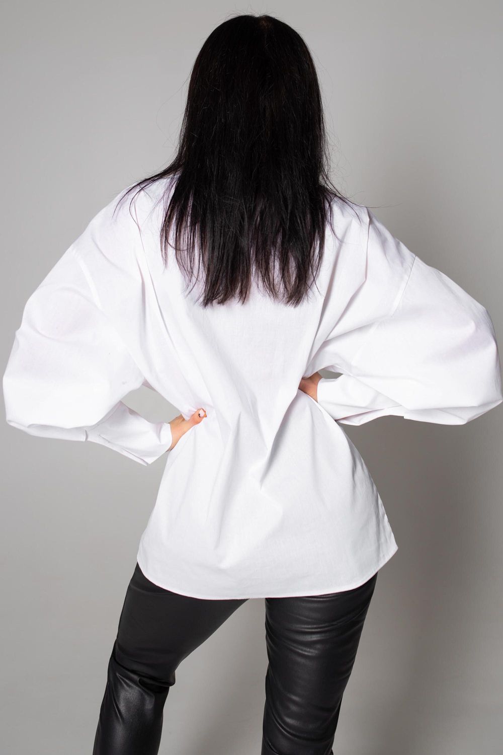 Біла жіноча сорочка вільного крою оверсайз - фото