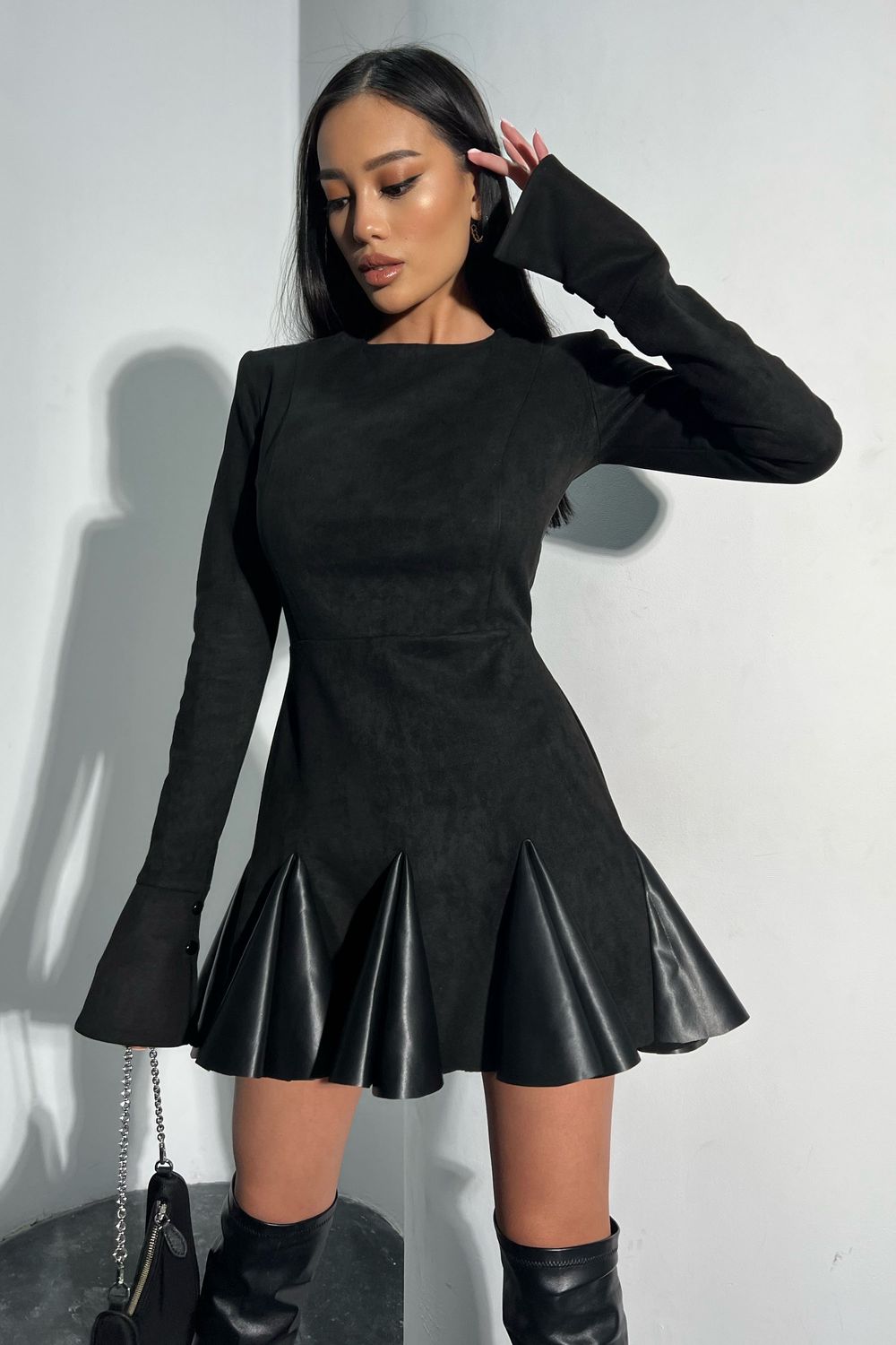Стильне замшеве плаття міні чорного кольору - фото