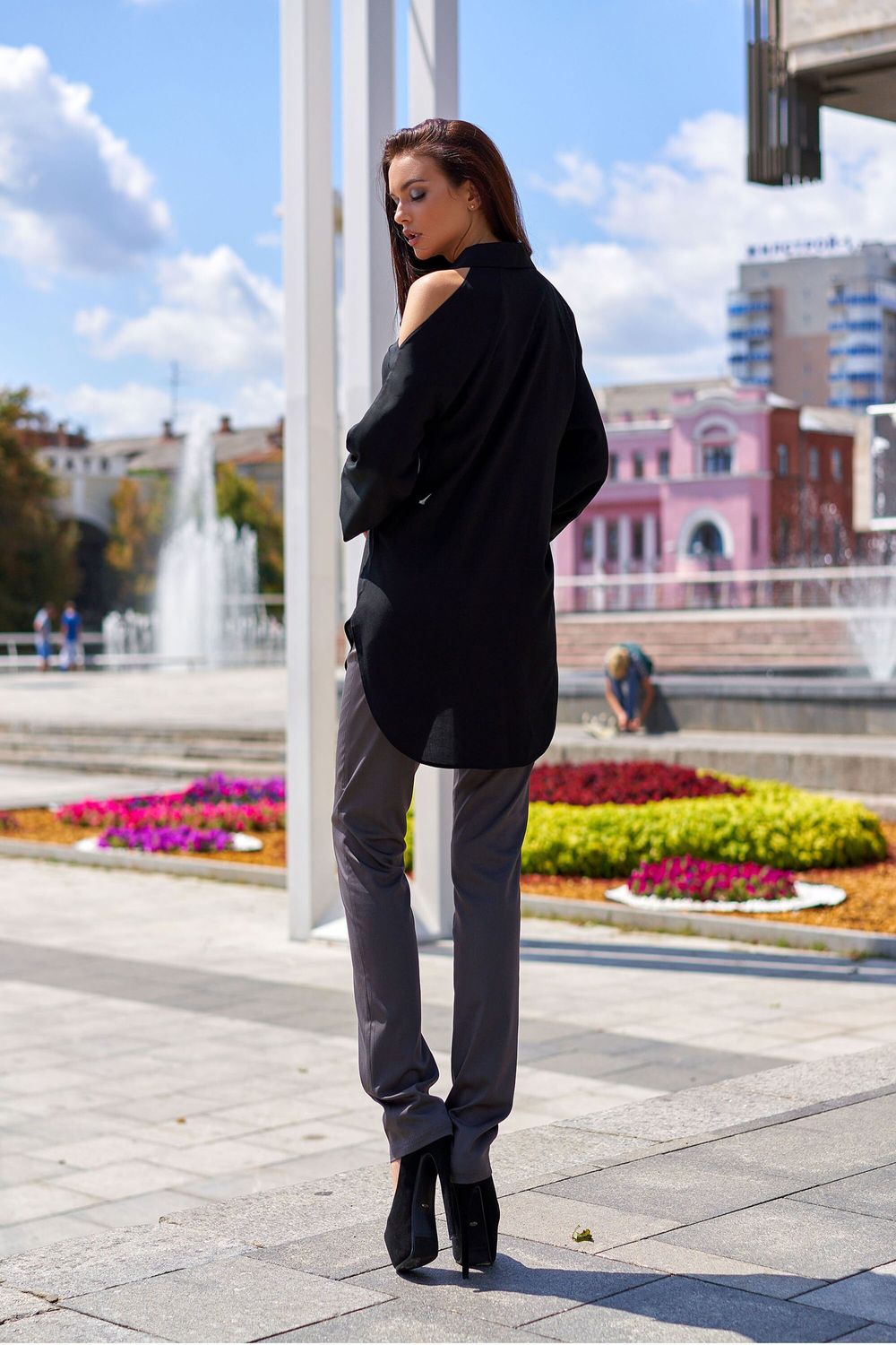 Чорна подовжена сорочка жіноча з бавовни - фото