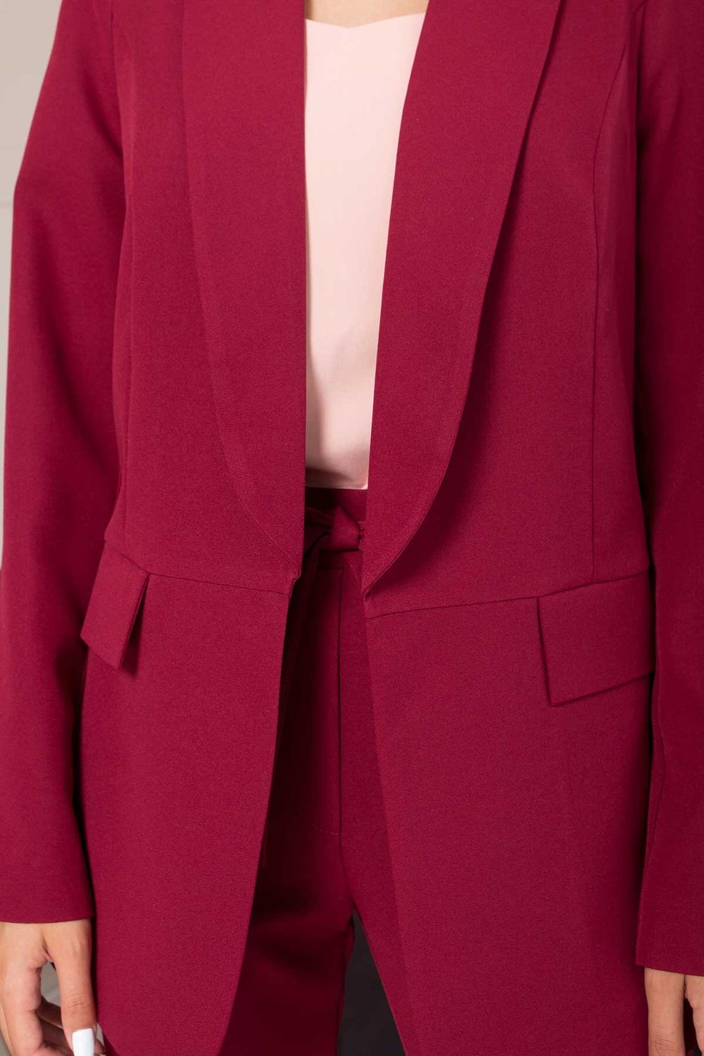 Женский деловой брючный костюм бордовый - фото
